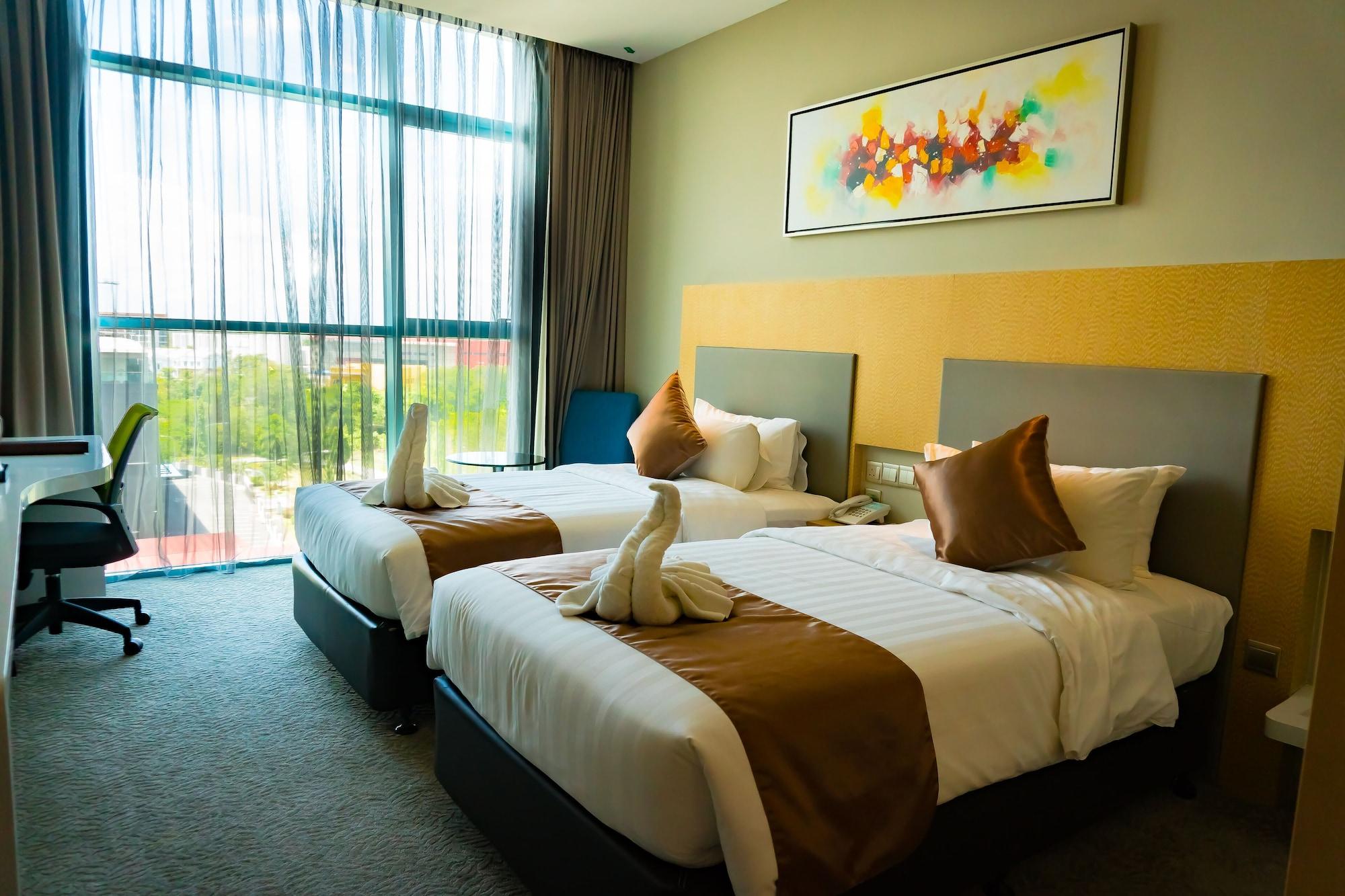 Greens Hotel & Suites Бинтулу Екстериор снимка