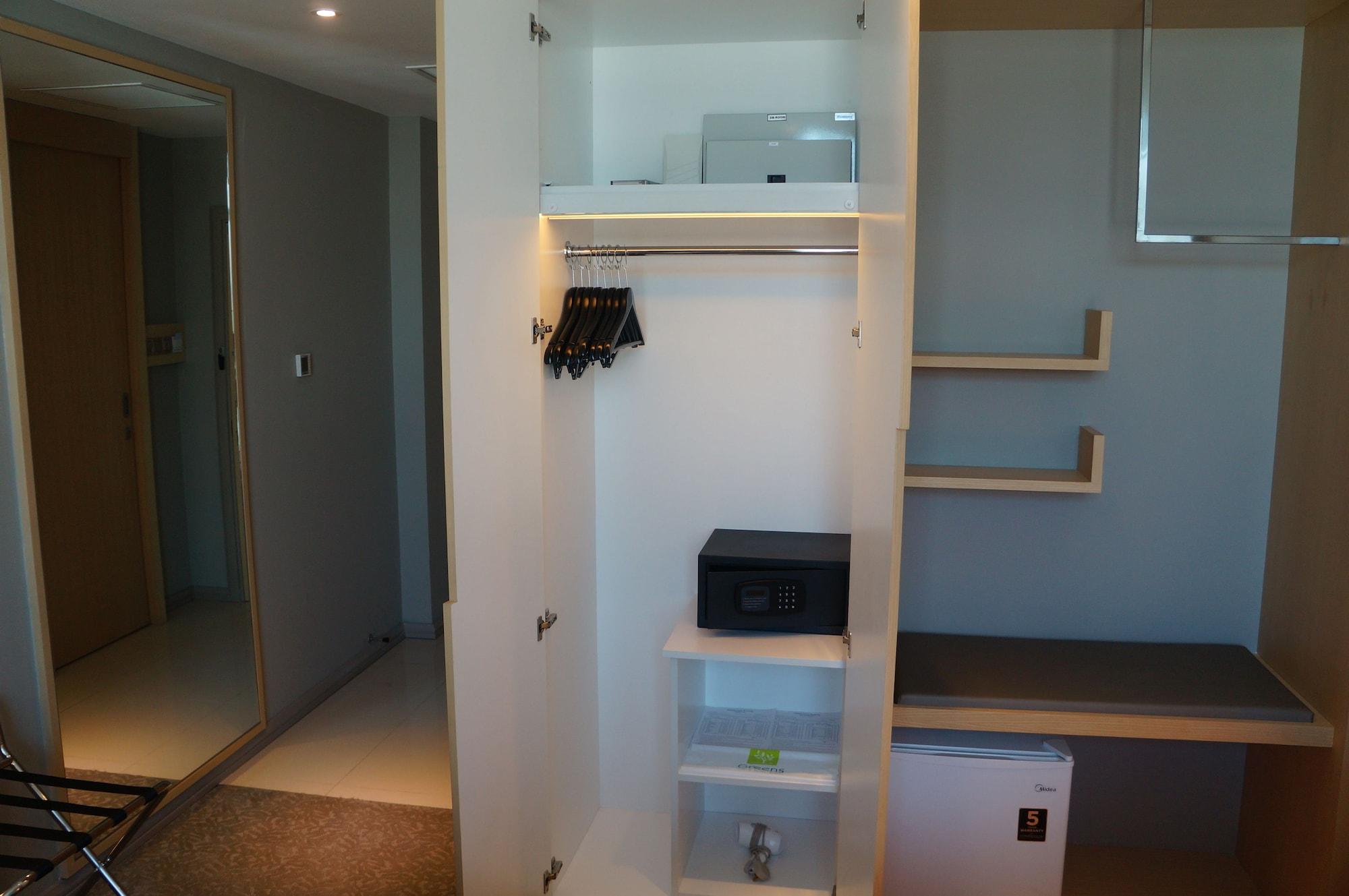 Greens Hotel & Suites Бинтулу Екстериор снимка