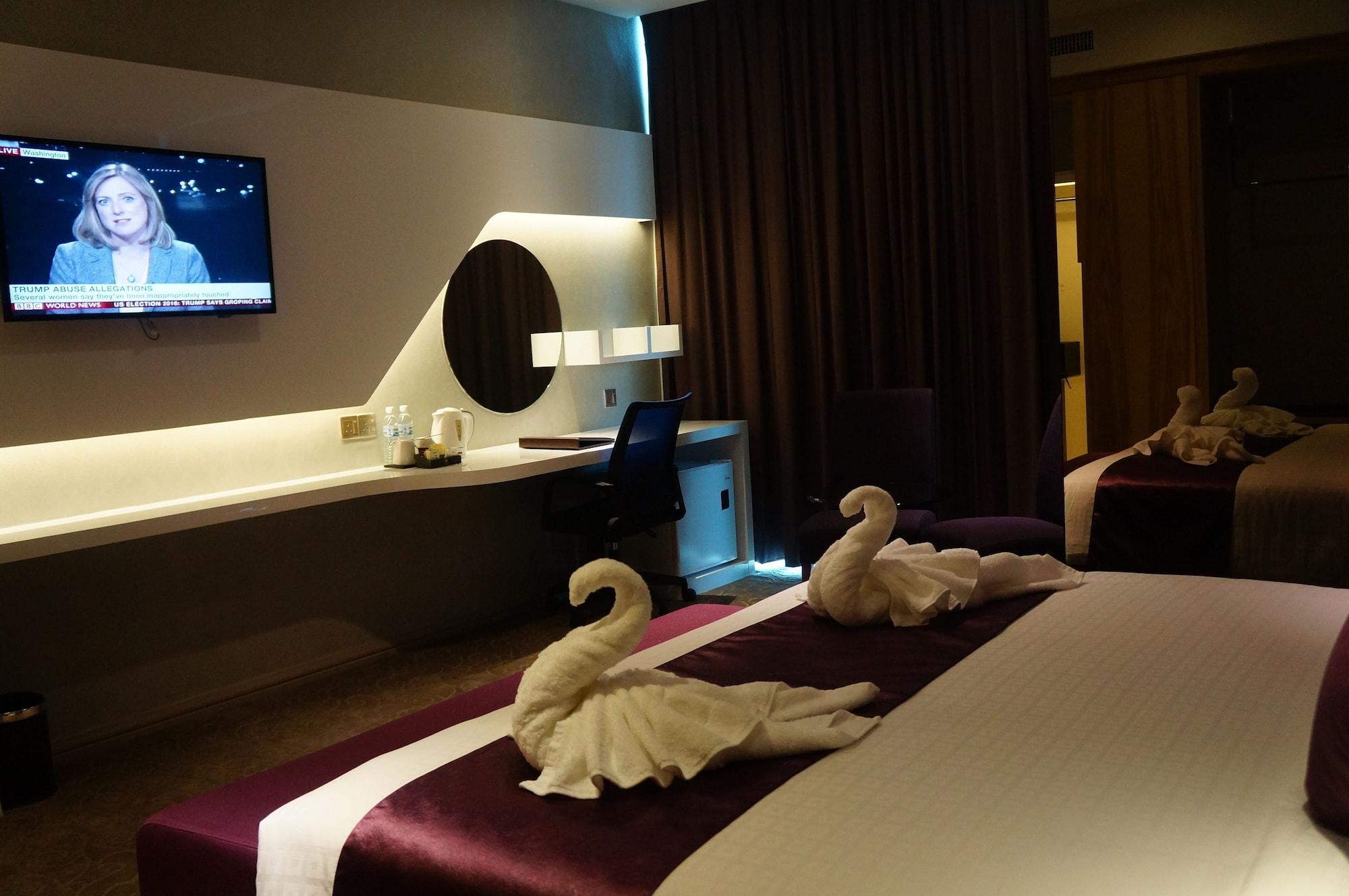 Greens Hotel & Suites Бинтулу Екстериор снимка