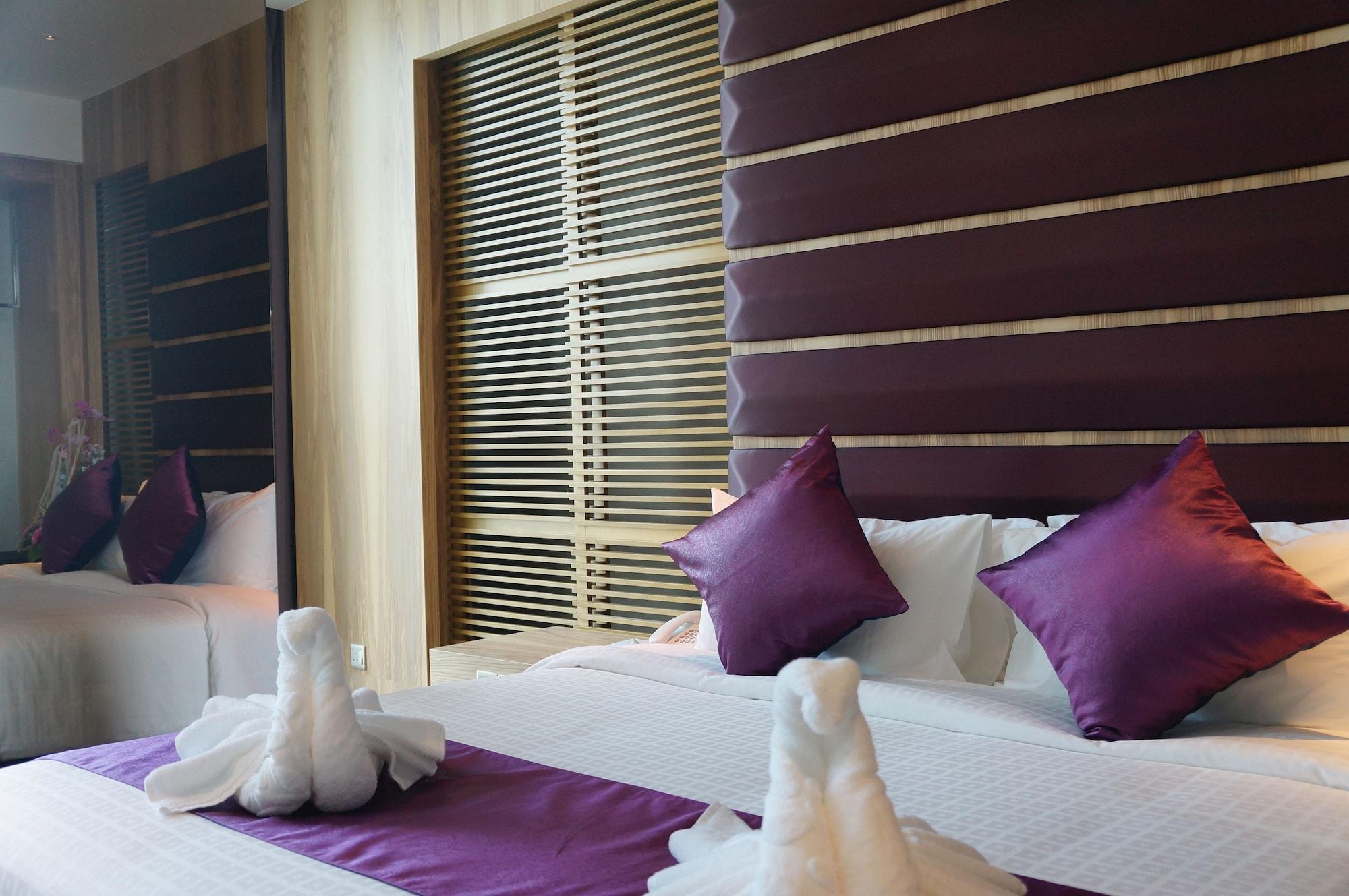 Greens Hotel & Suites Бинтулу Екстериор снимка
