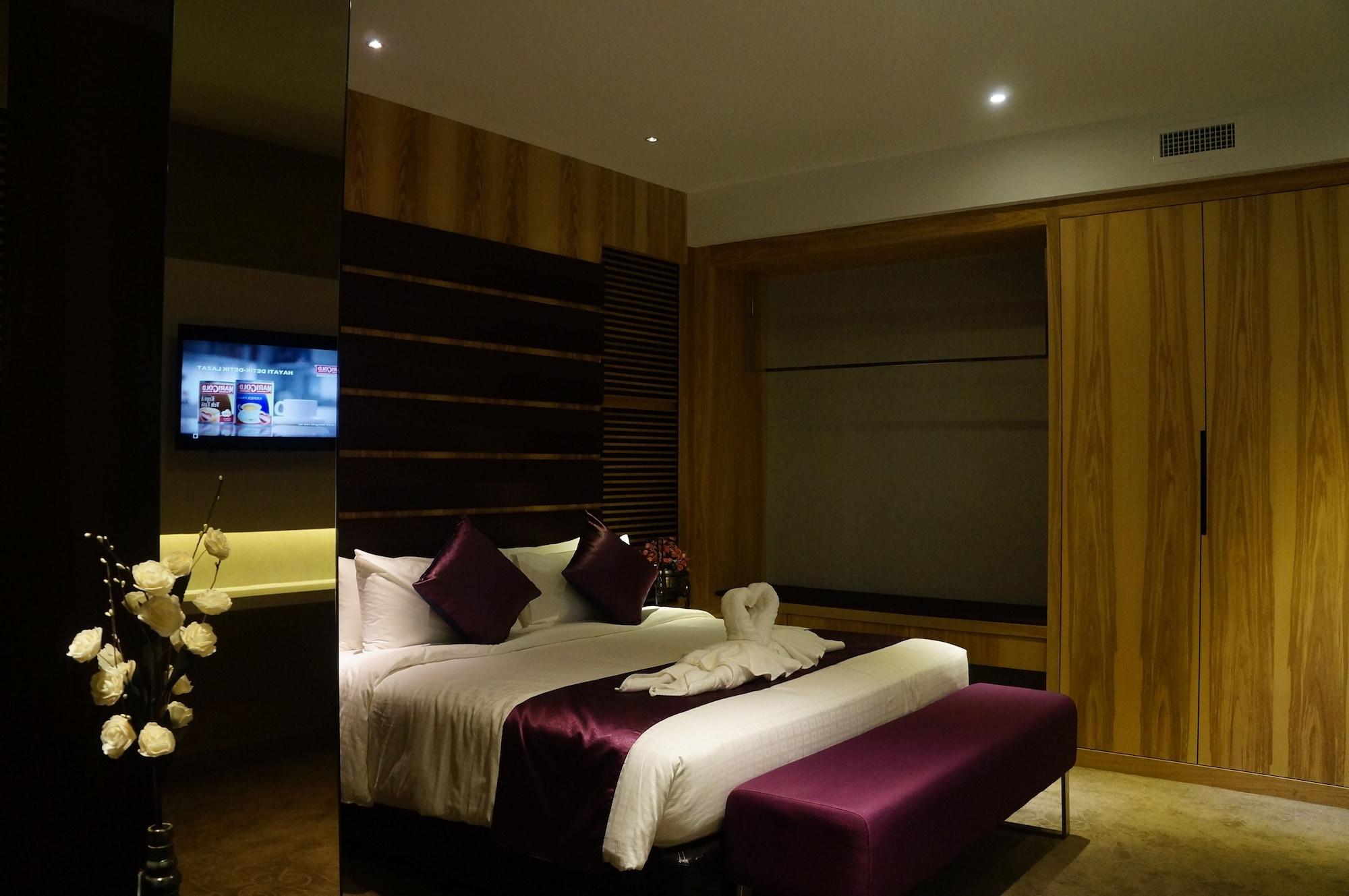 Greens Hotel & Suites Бинтулу Екстериор снимка