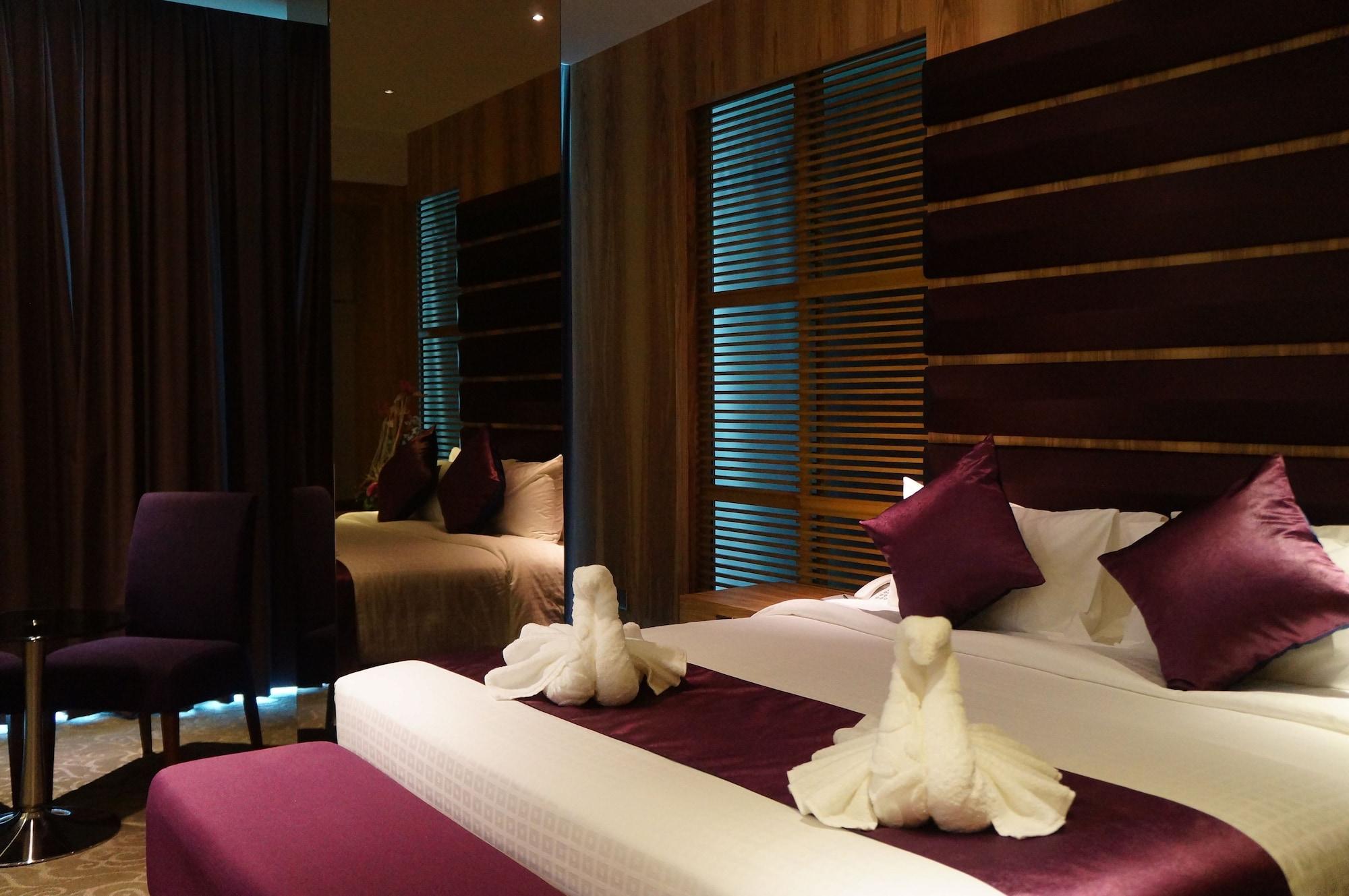 Greens Hotel & Suites Бинтулу Екстериор снимка