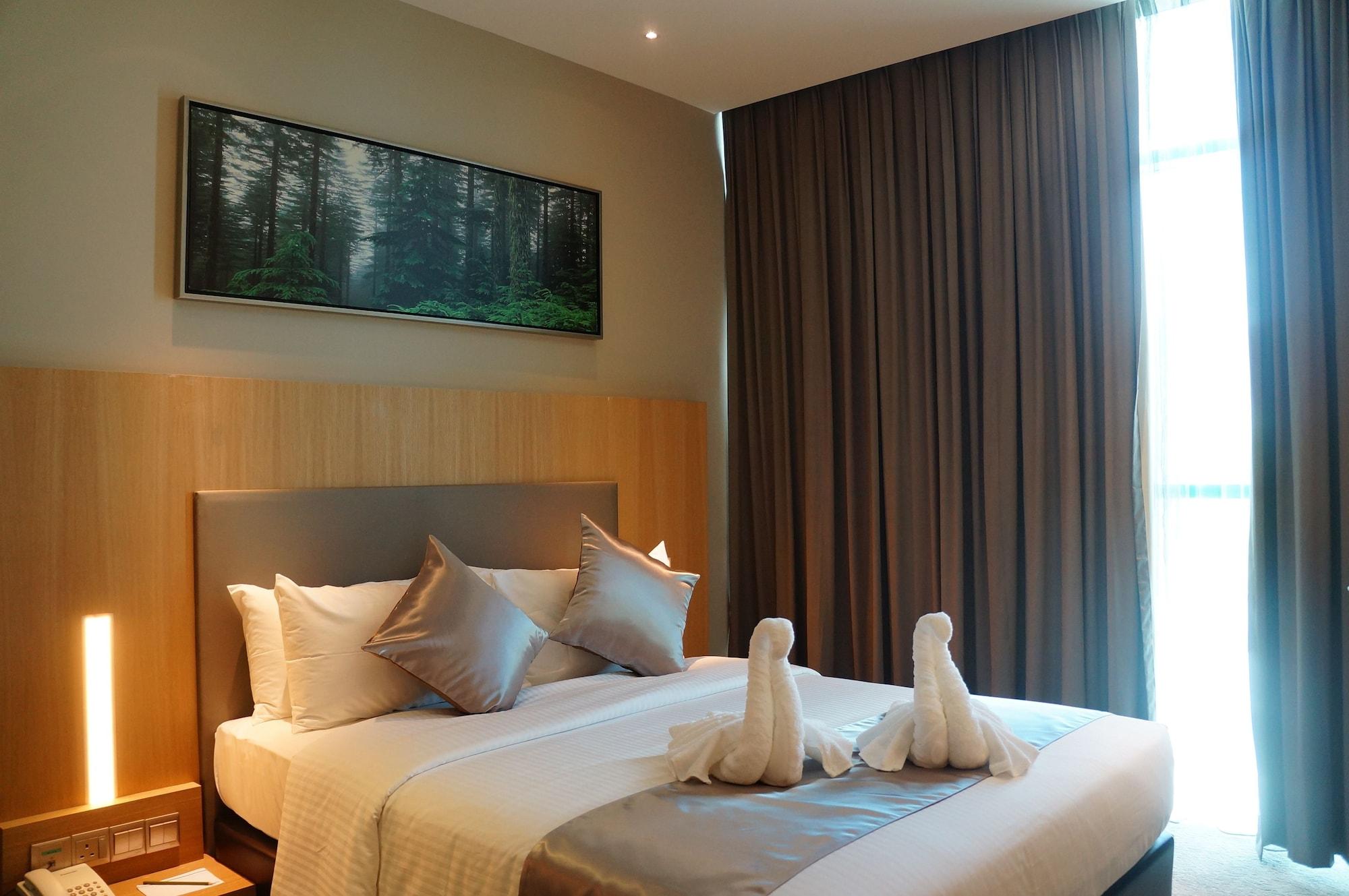 Greens Hotel & Suites Бинтулу Екстериор снимка