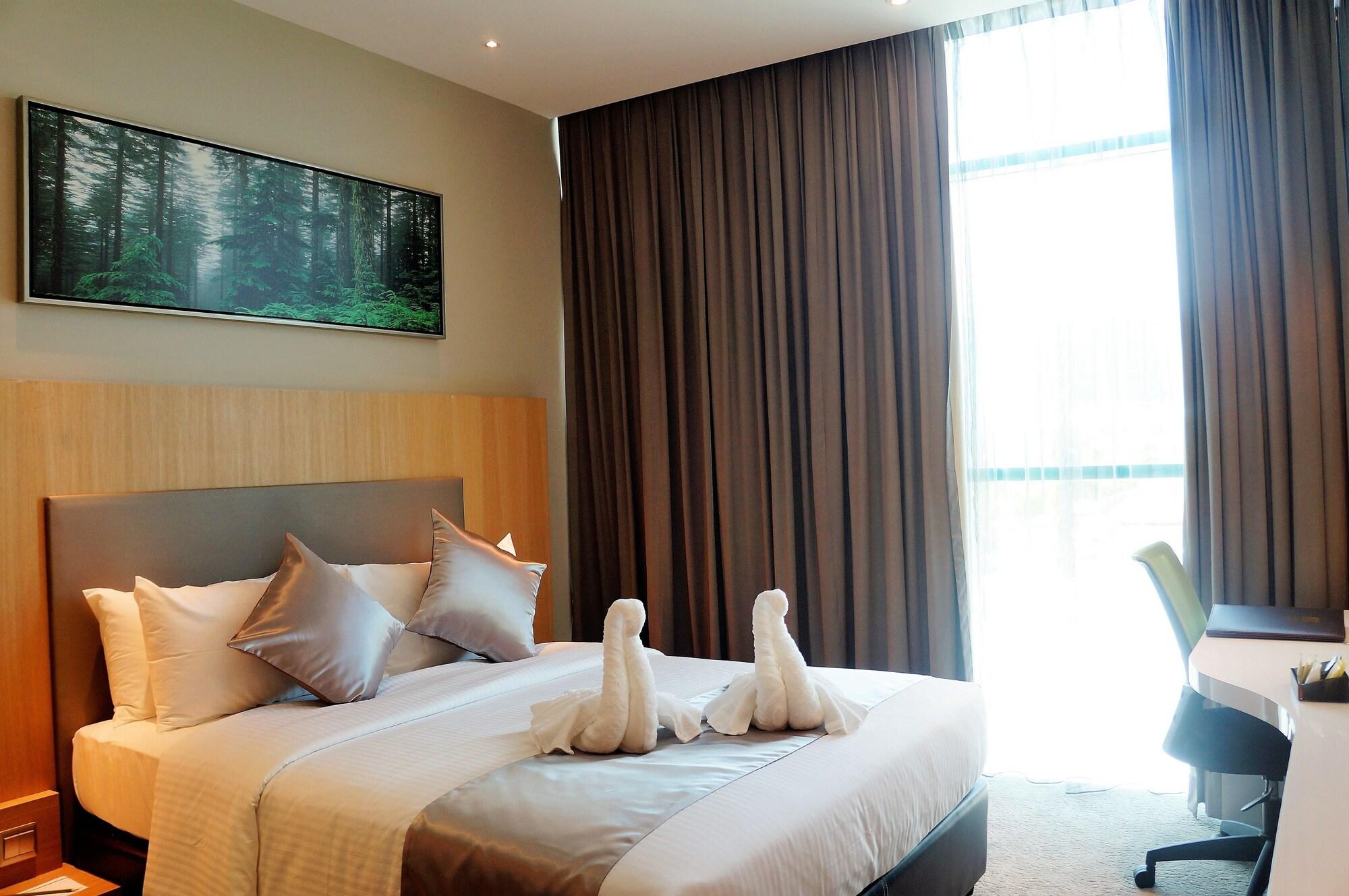Greens Hotel & Suites Бинтулу Екстериор снимка
