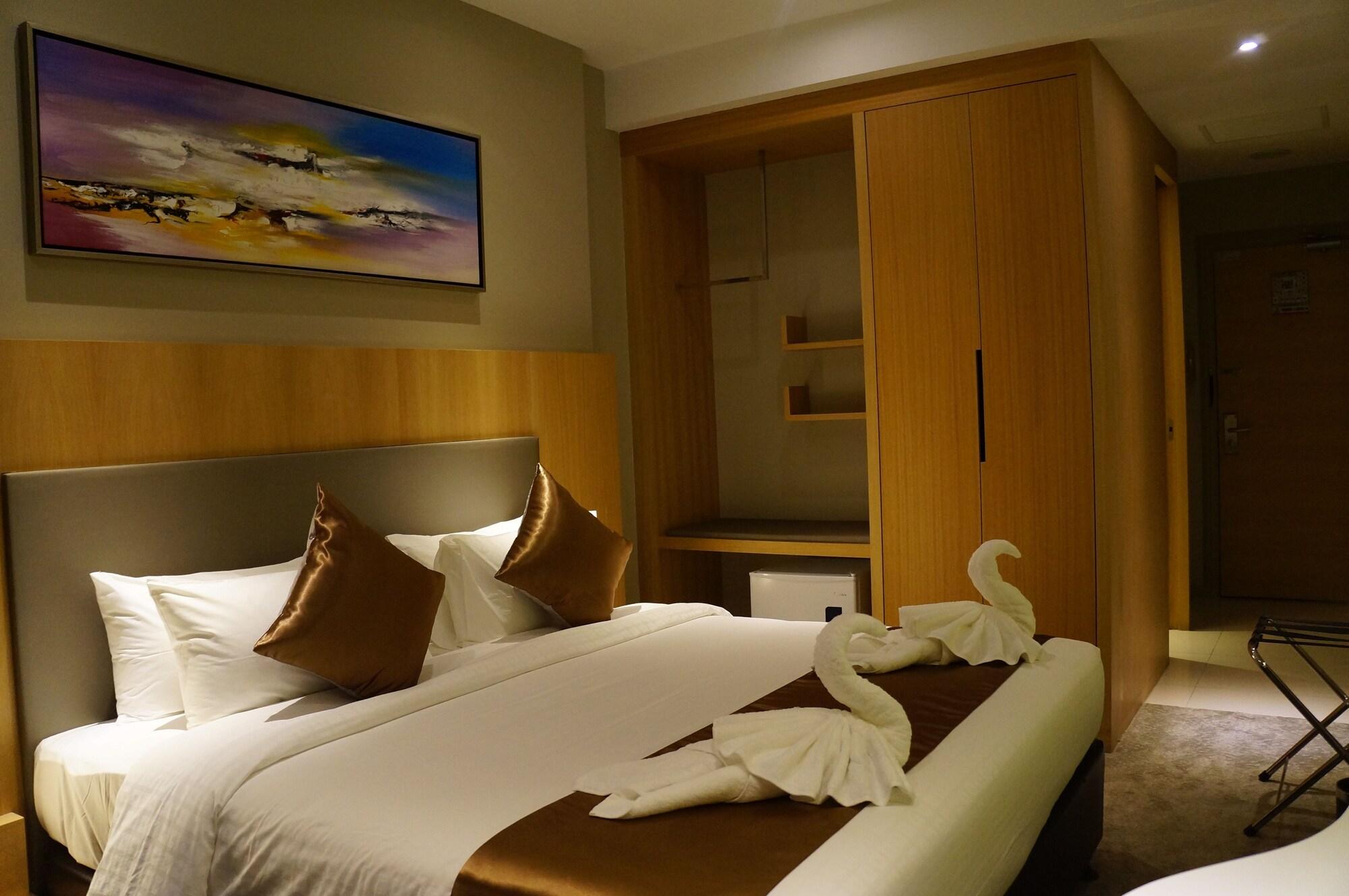 Greens Hotel & Suites Бинтулу Екстериор снимка