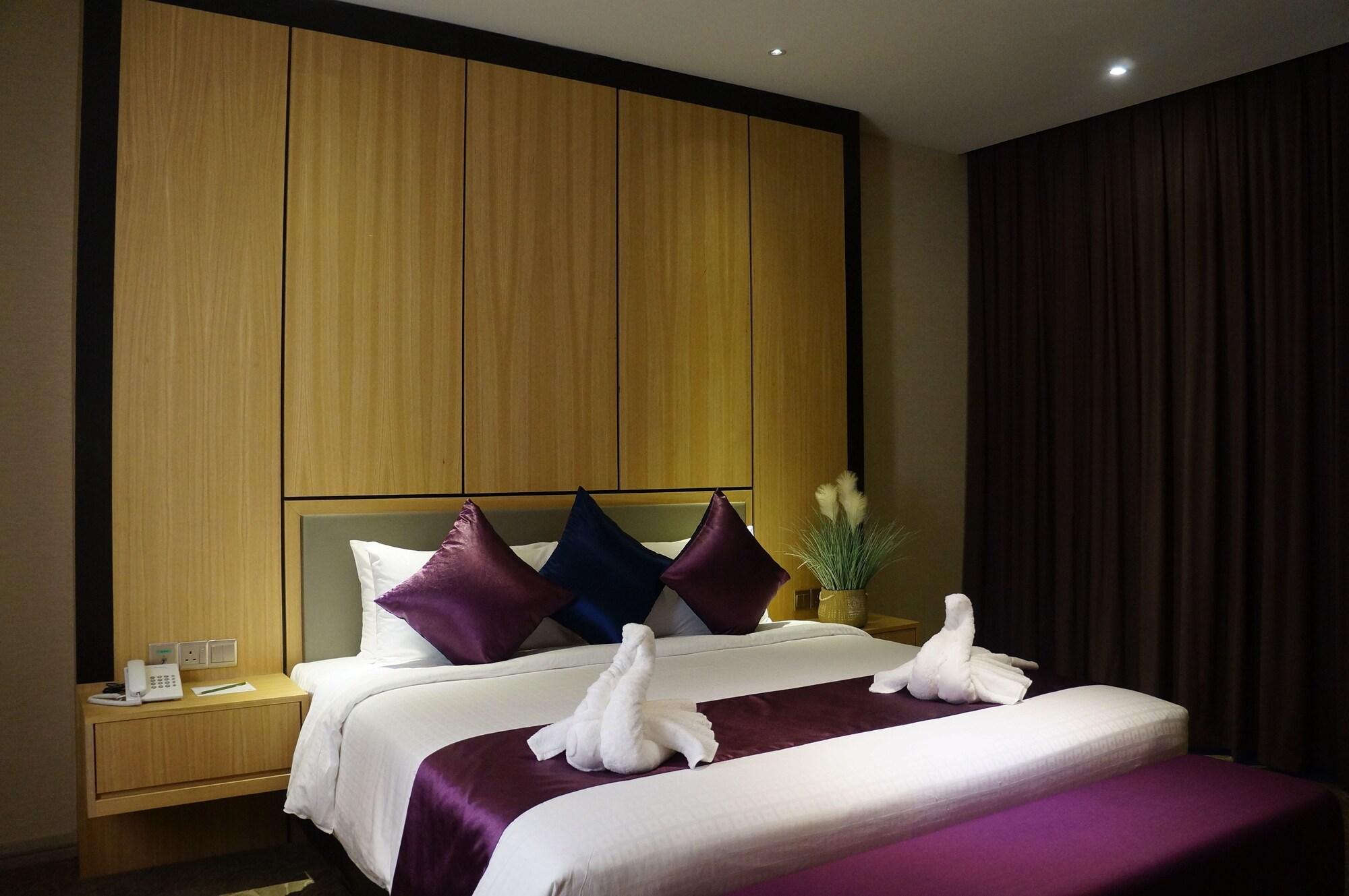 Greens Hotel & Suites Бинтулу Екстериор снимка