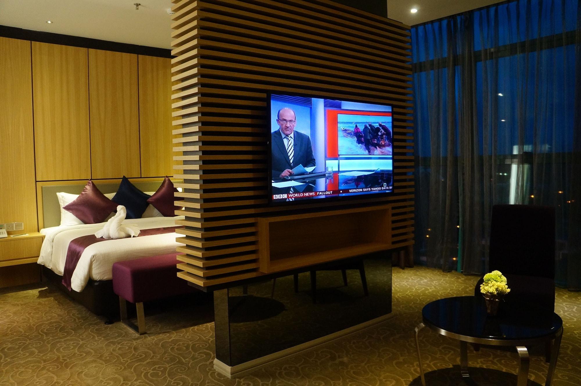 Greens Hotel & Suites Бинтулу Екстериор снимка