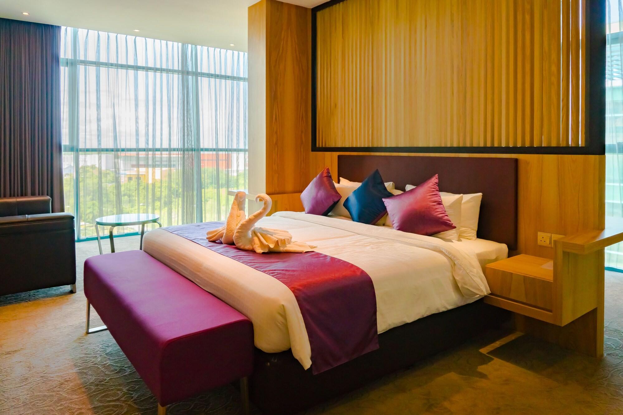 Greens Hotel & Suites Бинтулу Екстериор снимка