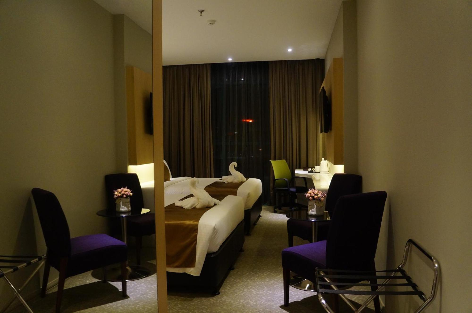 Greens Hotel & Suites Бинтулу Стая снимка
