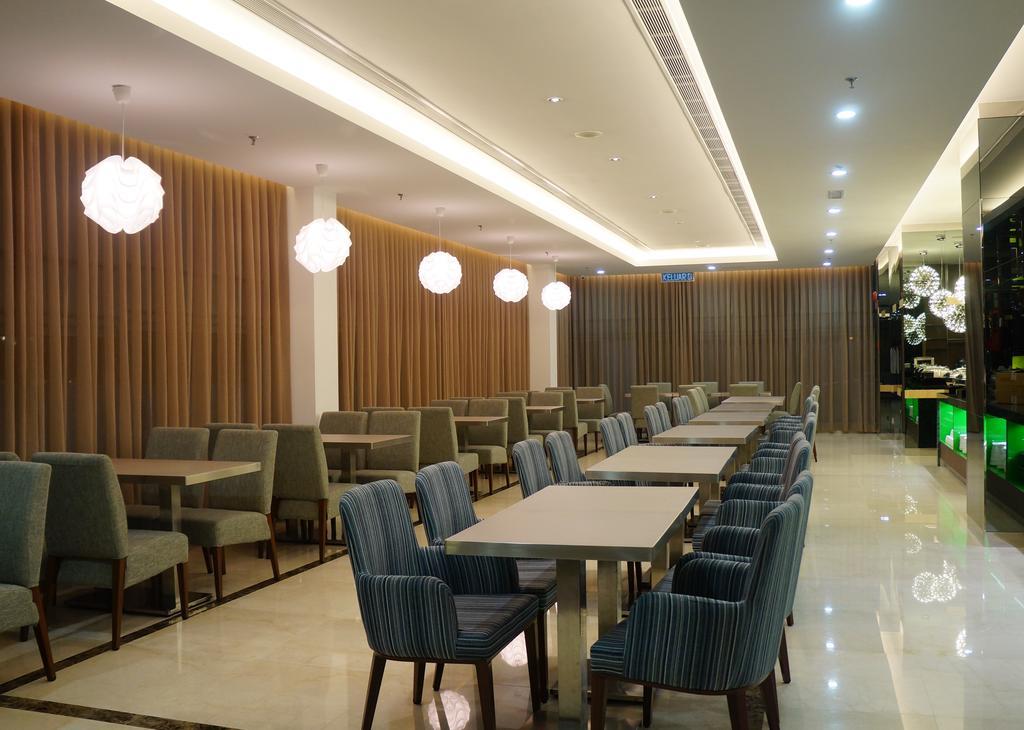 Greens Hotel & Suites Бинтулу Екстериор снимка