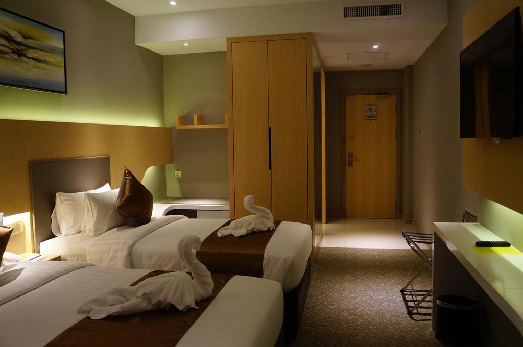 Greens Hotel & Suites Бинтулу Екстериор снимка
