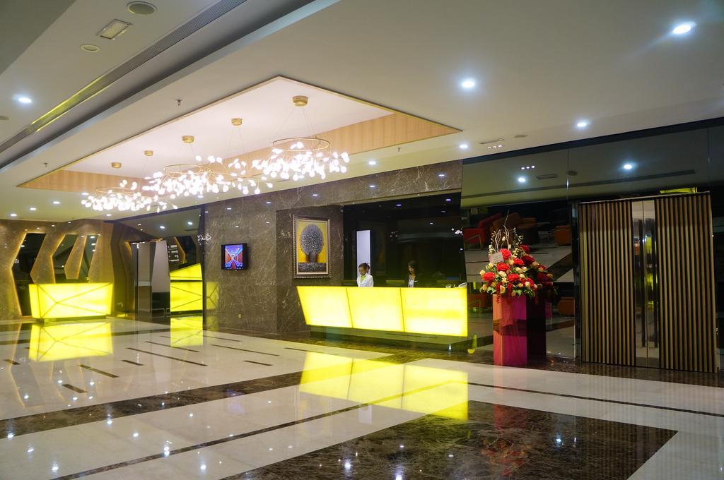 Greens Hotel & Suites Бинтулу Екстериор снимка