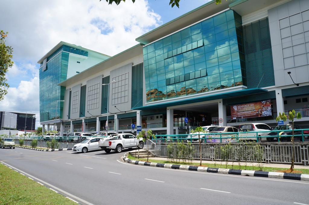 Greens Hotel & Suites Бинтулу Екстериор снимка