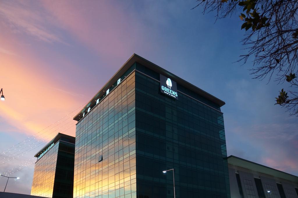 Greens Hotel & Suites Бинтулу Екстериор снимка