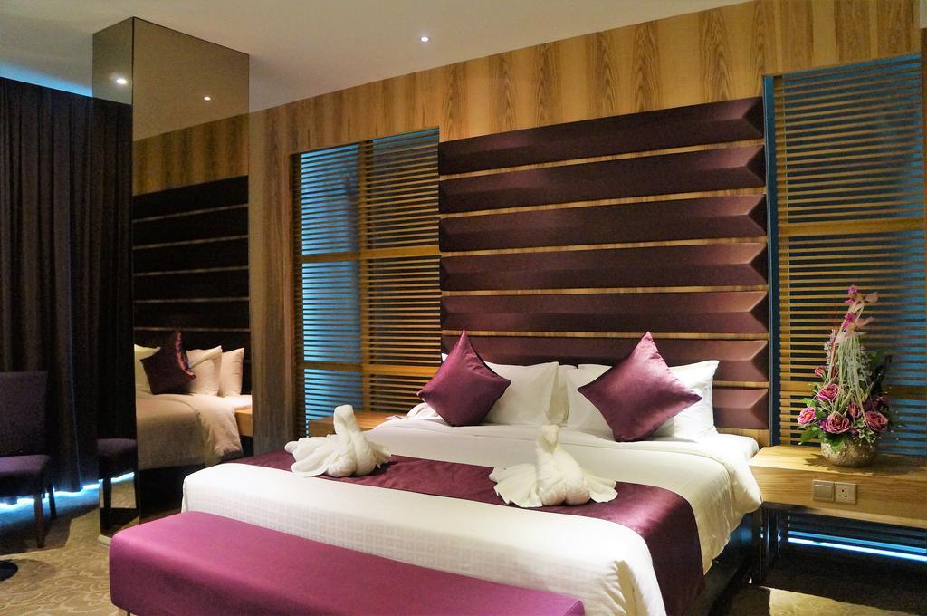 Greens Hotel & Suites Бинтулу Екстериор снимка