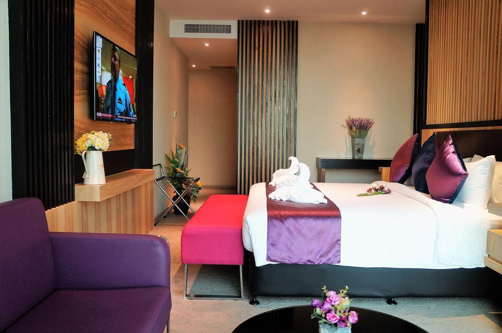 Greens Hotel & Suites Бинтулу Екстериор снимка