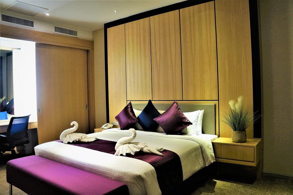 Greens Hotel & Suites Бинтулу Екстериор снимка